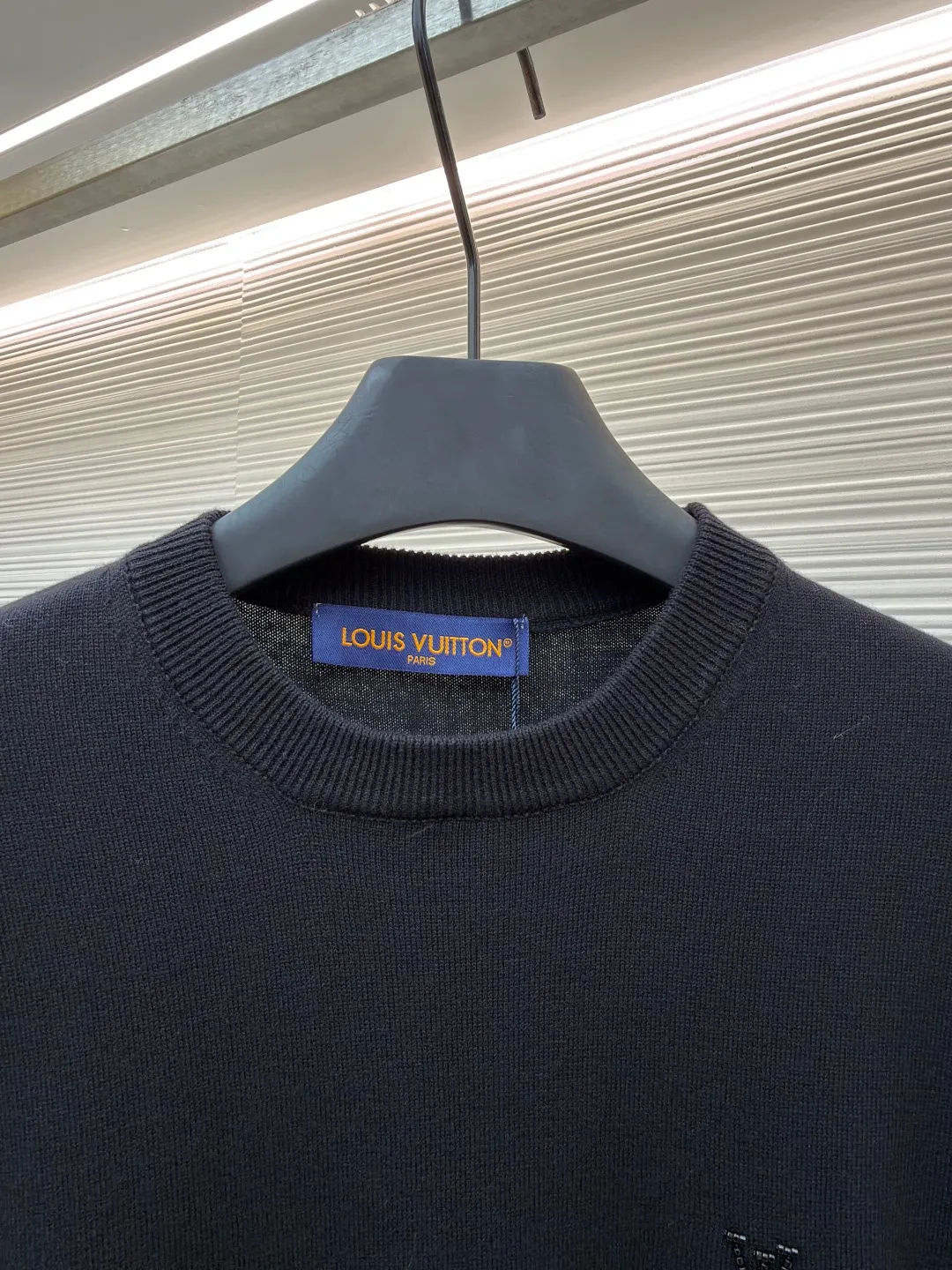 LOUIS VUITTON gradient beaded knitted pullover ●Original version: Purchased and developed at 20700 ●Item number: 1681606-B40 ●Fabric: wool blended fabric ●Technology: knitted ●Color: black ●Version: fitted version ●Weight: about 480 grams ●Size: S-M-L-XL ●Description: Made of 50% wool, 50% cotton yarn. This fabric has a soft upper body, and the classic combination of wool and wool yarn presents a high-end style of ready-to-wear. The beads are connected by embroidery, computer-positioned embroidery is connected, and the knots are sewn by hand. Each pattern is positioned 1:1 according to the original version, and the size of each bead is consistent with the original version. Made from fine, responsibly sourced sheep wool, this crewneck is constructed with lustrous beading and features a Monogram pattern that fades upward from the hem, making it a casual yet sophisticated evening wear option. The overall wiring is straight and delicate, the fabric is comfortable and soft, and the color is consistent without color difference. It can be matched with the same style to create a fashionable look and control various occasions. Customized accessories, complete with three standards, same style for men and women!